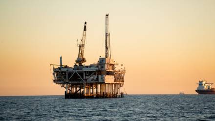 giant-offshore-oil-platform.jpg
