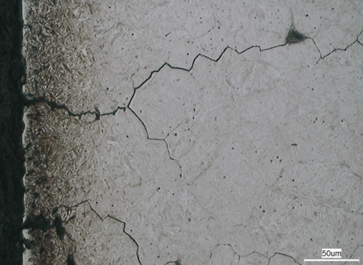 Hydrogen embrittlement cracks within the chain link