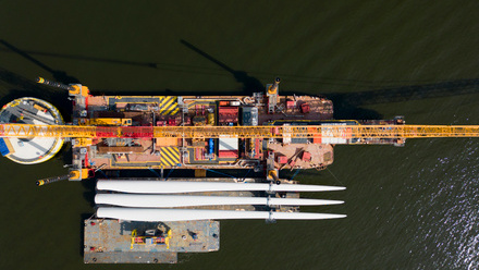 A transport ship and crane for constructing an offshore windpark